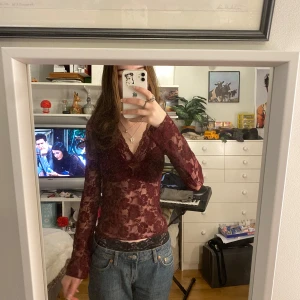 Vinröd spetsblus från Gina Tricot - Säljer en jättesöt vinröd spetsblus från Gina Tricot i storlek XS. Säljer då den inte kommer till användning. Tryck gärna på köp nu! 💕💕