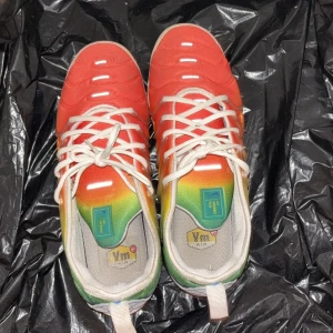 Nike Air Vapormax Plus Rainbow - Snygga sneakers med en regnbågsfärgad design som går från rött till grönt. Skorna har en genomskinlig sula och vita snören. Perfekta för dig som vill sticka ut med färg och stil. Använda men bra skick, tror en bubbla är trasig men därför säljs dom billigt, skickar dom samma eller dagen efter köpet är genomfört. På StockX går dessa för 131$
