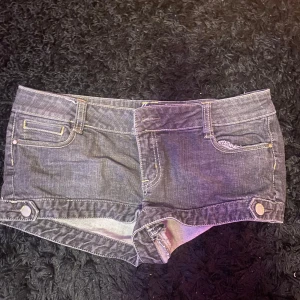 y2k shorts - Sjuuuukt snygga shorts, köpt på second hand men säljer då jag använt dem bara ett fåtal gånger💓Strlk: 31 (passar M-L)