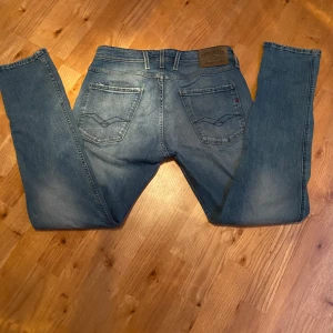 Replay anbass - Ett par replay blue jeans storlek 32/32 passa mindre storlekar också bra (märka på baksidan ska vara så)