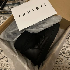Svarta Inuikii - Svarta classic boots från Inuikii i skinn med snörning. Aldrig använda då jag råkade få två i födelsedagspresent. Storlek 39. 