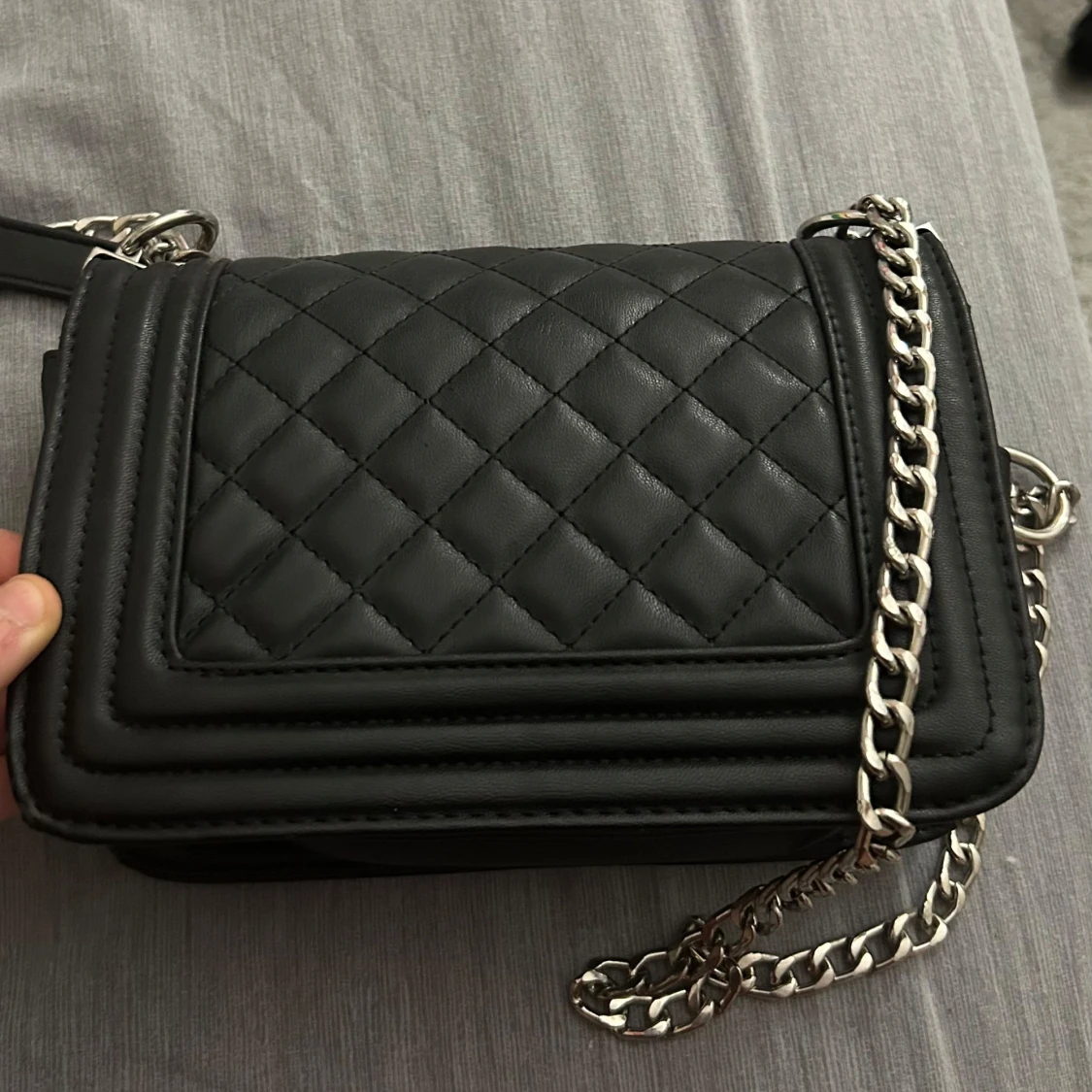Svart quiltad axelväska med kedja - 90
