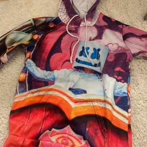 Marshmallow hoodie - Säljer en Marshmallow Hoodie, tröjan är använd ett fåtal gånger av min bror, säljer eftersom att den inte kommer till användning. 💕💕 Hoodien är i storlek XS