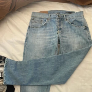 Dondup jeans  - Hej! Säljer nu mina ljusblå dondup jeans i modellen ritchie. Står skinny fit men sitter som slim. Storlek 31 men passar någon som är runt ~175 och midjan passar mig som kan ha från 27-29. Väldigt bra skick knappt använda. Pris ej hugget. Mvh Jagger! 