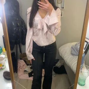 Ljusrosa blus med knyt - I storlek S från Gina tricot