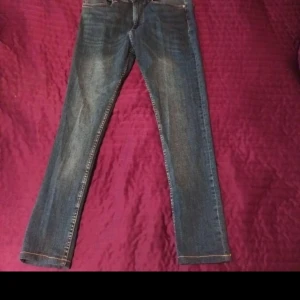 Blå jeans från Zara - Snygga blå jeans från Zara med klassisk femficksdesign och knappgylf. De har en straight passform och är perfekta för en avslappnad stil. Jeansen har en lätt tvättad look som ger dem en trendig touch.