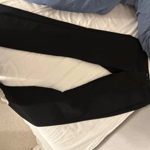 Lågmidjade kostymbyxor - Snygga svarta lågmidjade kostymbyxor i storlek 42 men sitter mer som 38/40 från bikbok, långa i benen!!💋💋