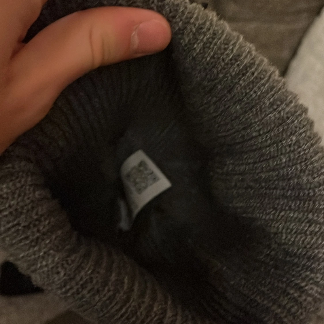 Grå ribbad mössa från Stone Island - 91