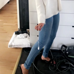 Blå jeans från Levi's - Säljer ett par klassiska blå jeans från Levi's. De har en snygg skinny passform och är högmidjade för en bekväm och stilren look. Perfekta för både vardag och mer uppklädda tillfällen. Långa i benen, modell 710 super skinny 