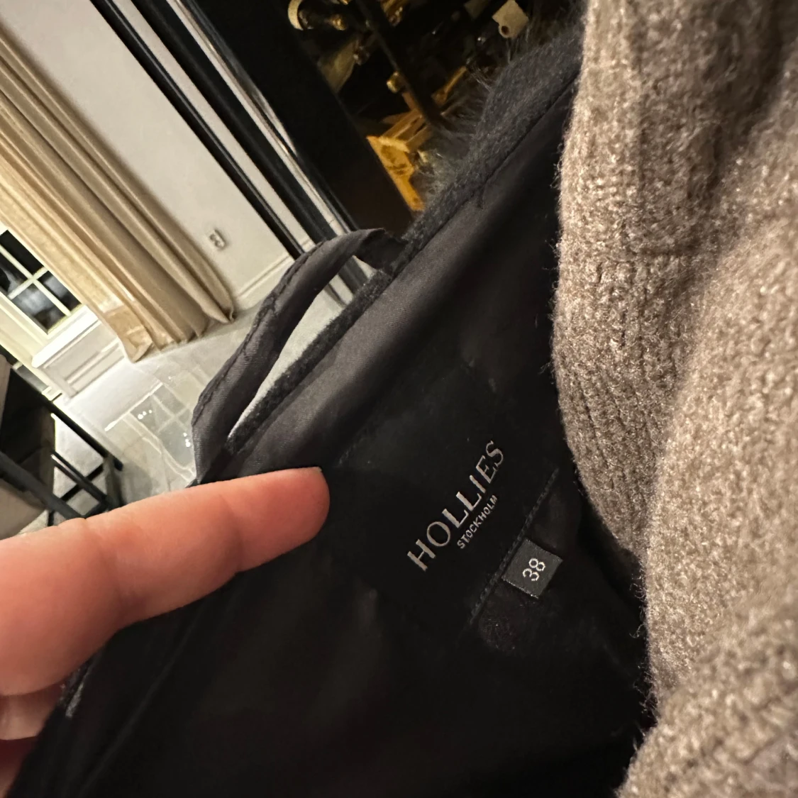 Svart kappa med pälsdetaljer - 4