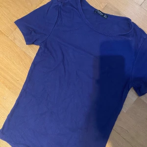 Grön/blå  ribbad t-shirt från Stradivarius - Säljer två tajta tröjor från stradivarius. Grön i st xs och blå i st S. Kan sälja båda för 120kr eller en för 65
