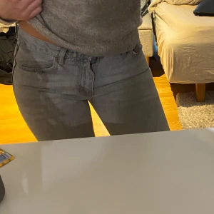 Grå jeans - gråa jeans i storlek 34. Sömmen vid slutet är urdragen passar mig perfekt som är 173 cm. 