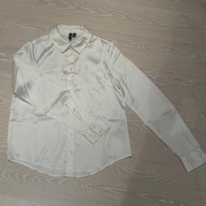 Vit blus Vero Moda - En fin oanvänd siden blus från vero moda. Perfekt till jul & nyår! Helt oanvänd! 