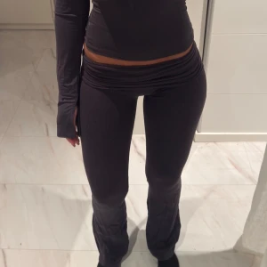 Gråa low waist folded yoga pants - Gråa low waist folded yoga pants från gina tricot i storlek xs. Använd köp nu!