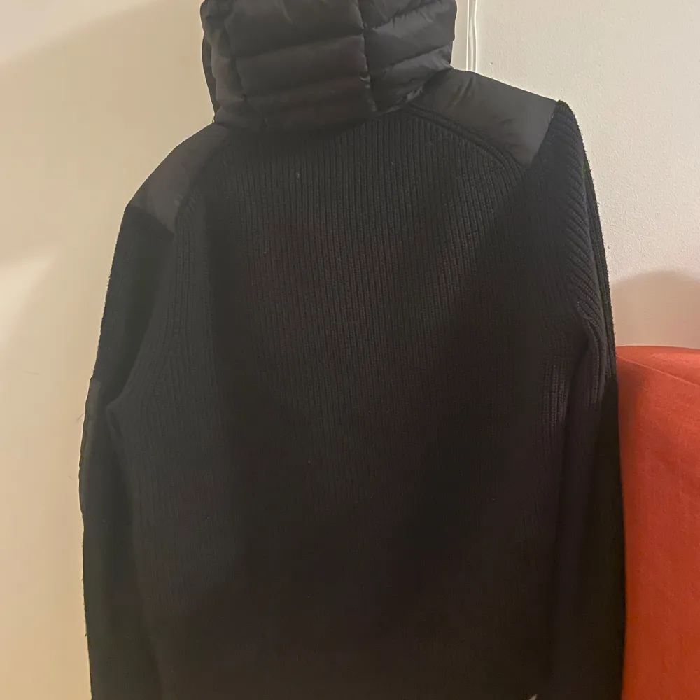Säljer nu en Moncler Cardigan i storlek M. Jackan är sparsamt använd och är därför i toppskick. Den är givetvis äkta och bevis finns. Jackan passar dig om du är emellan 170-182 cm lång. Hör av dig för fler frågor. Takit.