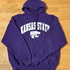 Vintage Russell hoodie - Vintage Russell athletic hoodie. Passar L/XL, modell är 186cm