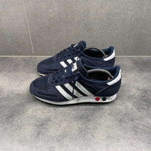 Adidas la trainers  - Tja säljer nu dessa riktigt snygga adidas la trainers i fint skick. Använda nån enstaka gång! Perfekta skon nu till vinter då dem är väldigt bekväma och allmänt fräscha! Har ej kvar lådan. Nypris 1249kr! Bara att fråga vid eventuella funderingar mvh 