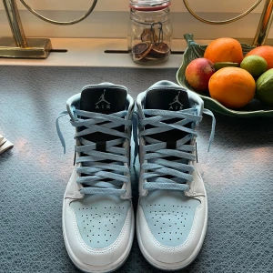 Nike Air Jordans i ljusblått och svart - Snygga Nike Air Jordans i ljusblått och svart de är i mycket bra skick och nästan aldrig använda