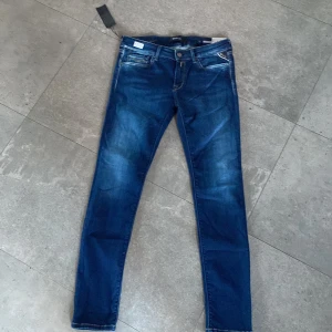 Blå jeans från Replay - Snygga blå jeans från Replay hyperflex. Perfekta för vardags jeans är tvär feta. Nypris:1500 säljer dessa för 750. Priset kan diskuteras vid en snabb affär. Det är unisex