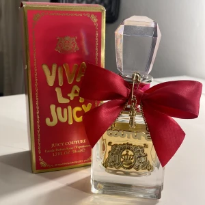 Viva La Juicy Parfym från Juicy Couture - Säljer min Juicy Couture parfym 50 ml. Ny pris är 850 kr men säljer den för 400 kr då den är lite använd. Doftar otroligt gott!💕