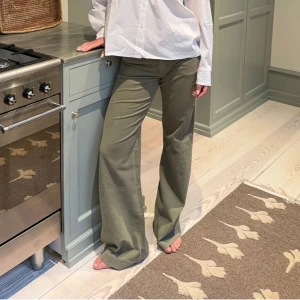 Manchester byxor designbysi - Måste tyvärr sälja mina supersnygga byxor i khaki green från designbysi, då jag insett att dom är lite för stora för mig;( Byxorna är köpta för 3 veckor sen och har bara använts några gånger så de är helt i nyskick!  Bilderna är lånade från hemsidan, bara att skriva för fler egna bilder eller vid frågor💕 Nypris är 605 men jag säljer för 500!