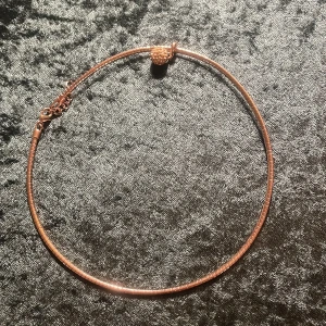 Elegant halsband i roséguld - Snyggt halsband i roséguld med en glittrig detalj. Perfekt för att ge en touch av elegans till din outfit. Justerbar kedja för perfekt passform.