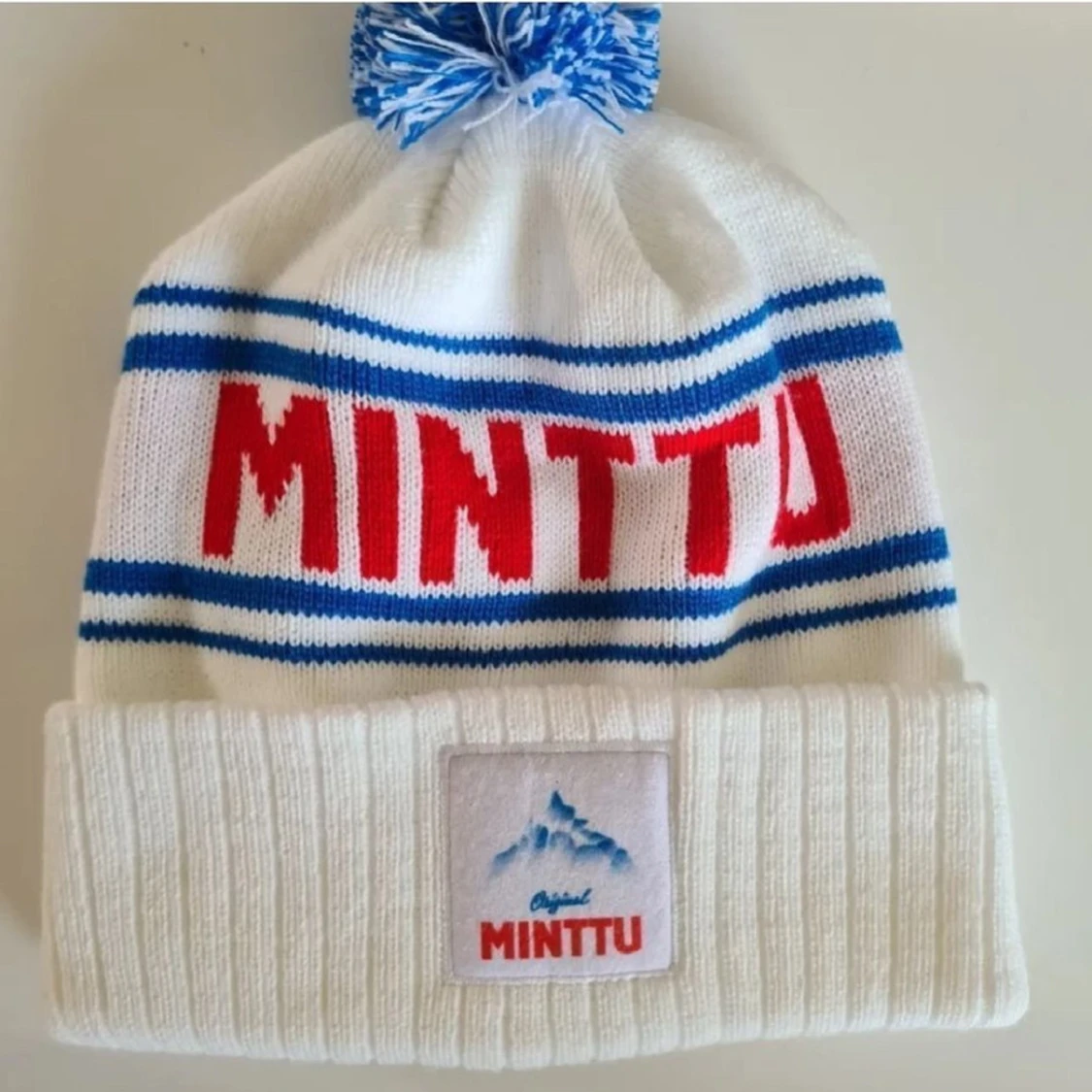 Vit mössa med Minttu-logga