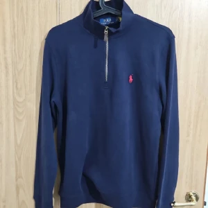  Polo Ralph Lauren Zip  - Säljer en stilren mörkblå tröja från Polo Ralph Lauren. Ser inte så blek ut på verkligheten som bilden, mer bilder finns om du behöver. Nyskick använt bara en gång.