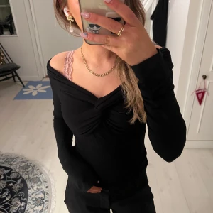 Svart offshoulder topp - Svart offshoulder topp från Gina Tricot med en knutdetalj framtill. Pris kan alltid diskuteras❤️