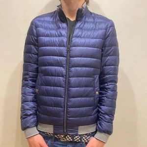 Herno Jacka - Hej! Säljer nu min jacka från märket Herno, storlek S, bra skick modellen är 184cm och väger 70kg . Tveka inte på att höra av dig om du har frågor eller funderingar kring jackan!