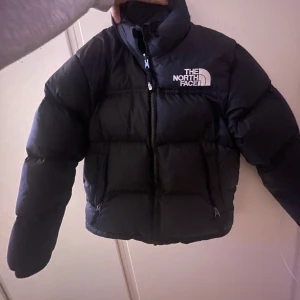 Svart dunjacka från The North Face - Säljs då den inte kommer till användning, inga skador eller märken. 