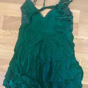 Grön klänning från Shein - Grön klänning från Shein perfekt till sommarn eller solsemester! Storlek M/L. Bra skick, endast väldigt skrynklig!