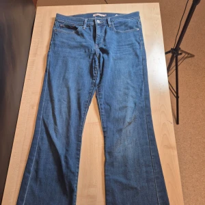 Levi's 315 Shaping Bootcut Jeans - Säljer ett par klassiska blå Levi's 315 Shaping Bootcut jeans. Storlek W29 L34