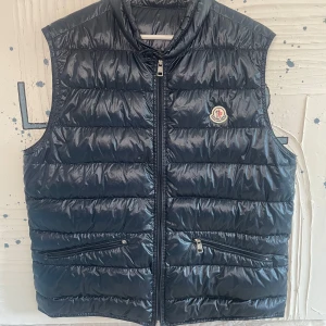 Moncler väst gui  - Skick 8/10 - 2 st dragkedor borta Size 5 - XL/L 2799:- Inget og