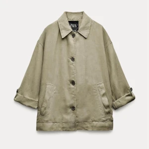 Beige overshirt från Zara - Snygg beige overshirt från Zara med knappar och trekvartsärmar. Så himla fin på samt super fin färg använd 2 gånger bara så helt ny, köpte för 659kr säljer för 500kr❤️