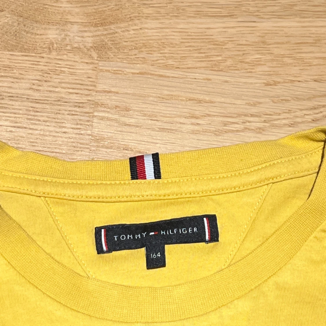 Gul t-shirt från Tommy Hilfiger - 91