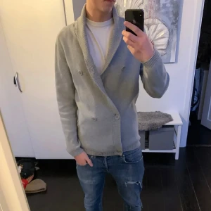 Grå kofta med dubbelknäppning - Säljer en stilren grå kofta med dubbelknäppning. Perfekt för kyliga dagar och passar till allt🙌 Skriv för fler frågor🙌