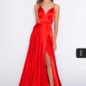 Röd balklänning  - Röd balklänning från ivory field                                         Strl 4 (36)                                                                                                 Ej omsydd på något sätt, ej insydd eller upplagd Lång kjol med en slits på vänster sida                                  Snörning i ryggen                                                                              Endast använd en gång.                                              Nypris 3300