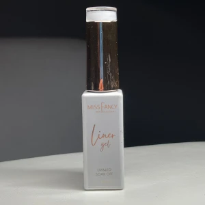 Miss Fancy Liner Gel -  Miss Fancy Liner Gel. Perfekt för att skapa skarpa och definierade linjer. Lätt att applicera med den medföljande penseln.💗