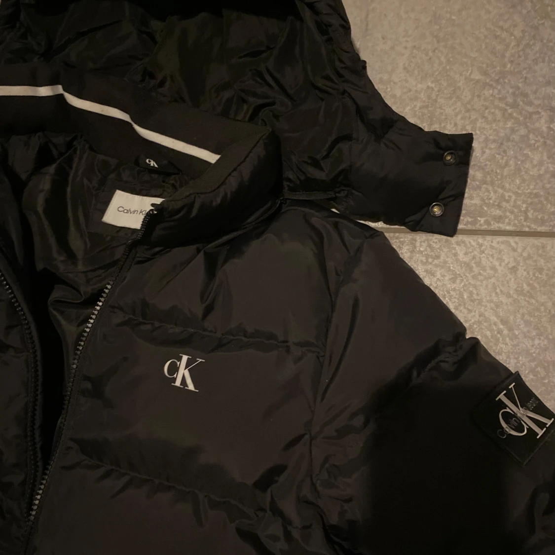 Svart pufferjacka från Calvin Klein - 92