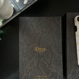 Mobilskal från iDeal of Sweden - Snyggt mobilskal från iDeal of Sweden med ett djärvt mönster som liknar ormskinn. Skalet är designat för iPhone 8/7/6/6S och kommer i en elegant förpackning. Perfekt för att ge din telefon ett stilfullt och unikt utseende.