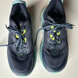 HOKA ONE ONE - Hoka One One W Stinson Atr 6 i toppen skick. Bara använda en gång, är som helt nya!  De är dessutom impregnerade i Stadium-butik.