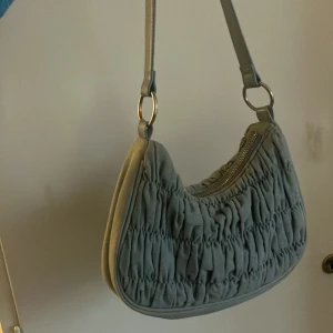 Jeans väska  - Snygg väska från Nelly i jeanstyg! Nästan oanvänd. Pris kan diskuteras.