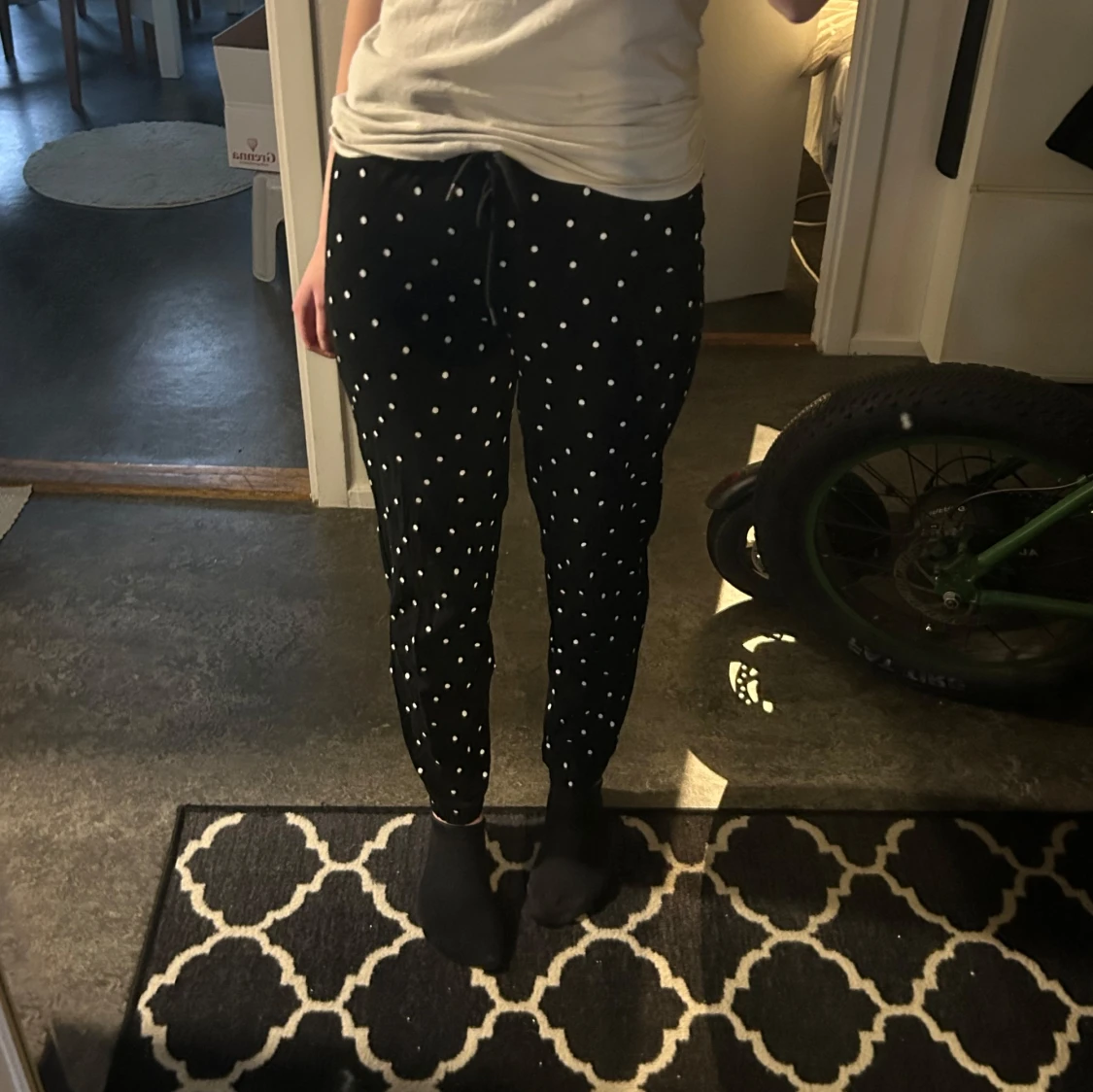 Svarta prickiga mjukisbyxor - 90