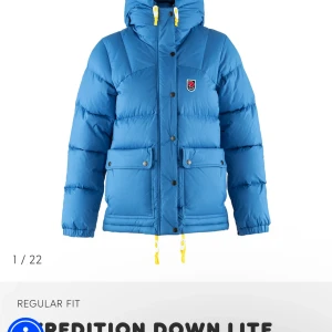 Blå dunjacka från Fjällräven - Säljer en blå dunjacka från Fjällräven! Jackan har en hög krage och långa ärmar, perfekt för kyliga dagar. Den har praktiska fickor med knappar och en broderad logotyp på bröstet. Jackan är aldrig använd pågrund av att ja inte riktigt tyckte den va min stil så super bra skick, skriv privat för fler bilder, pris kan diskuteras🩷