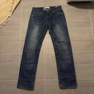 Levis jeans - Säljer dessa snygga Levis jeans i en riktigt snygg tvätt. Dom är i ett bra skick utan defekter. Storleken är 29/29 och modellen är 514 straight fit. Priset kan diskuteras. Kika gärna in mina andra annonser!