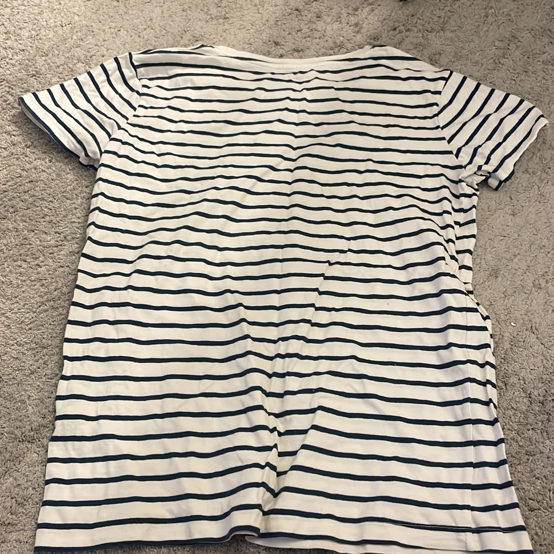 Vit och blå randig t-shirt från Basic You - 91