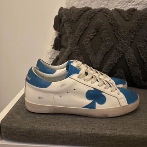 The gallerist skor  - Säljer ett par sprillans nya the gallerist skor (ALDRIG ANVÄNDA!) skorna är i den populära färgen marinblå/vit dessa är eftertraktade och svåra att få tag på i denna storlek nypris ca: 2000kr mitt pris endast: 1399kr! Kontakta mig via funderingar 🔥