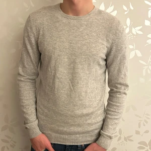 100% kashmir tröja från Massimo Dutti - Säljer en stilren och mjuk grå kashmirtröja från Massimo Dutti. Tillverkad i 100% kashmir för en lyxig känsla. Nypris 2000kr och mitt pris 799kr
