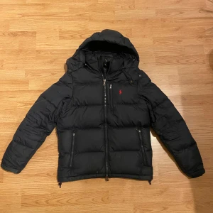 Ralph Lauren jacka - Säljer en riktigt fet Ralph Lauren jacka i väldigt bra skick, finns dock små skador som hål och att dragkedjan är av på högra fickan (se bild 3,4,5) Storlek S. Tveka inte att kontakta vid minsta lilla fundering.
